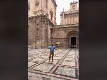 Benja Serra haciendo una guía turística en Murcia