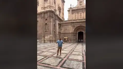 Benja Serra haciendo una guía turística en Murcia Benja Serra haciendo una guía turística en Murcia