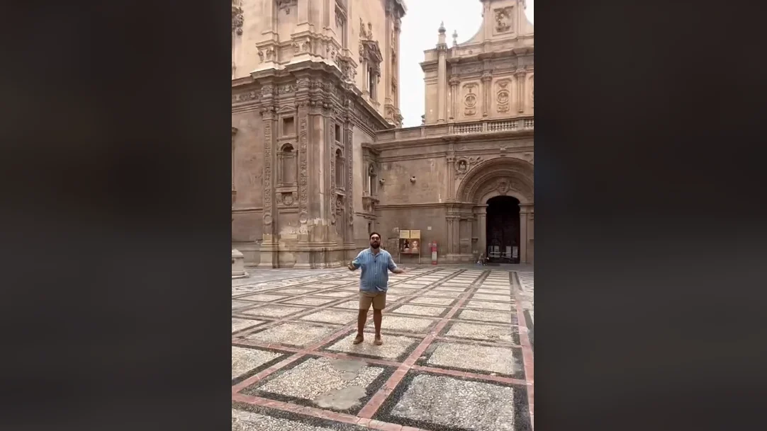 Benja Serra haciendo una guía turística en Murcia Benja Serra haciendo una guía turística en Murcia