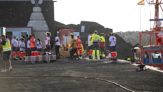 Los servicios sanitarios atienden a los migrantes llegados en cayuco en El Hierro, Canarias Los servicios sanitarios atienden a los migrantes llegados en cayuco en El Hierro, Canarias