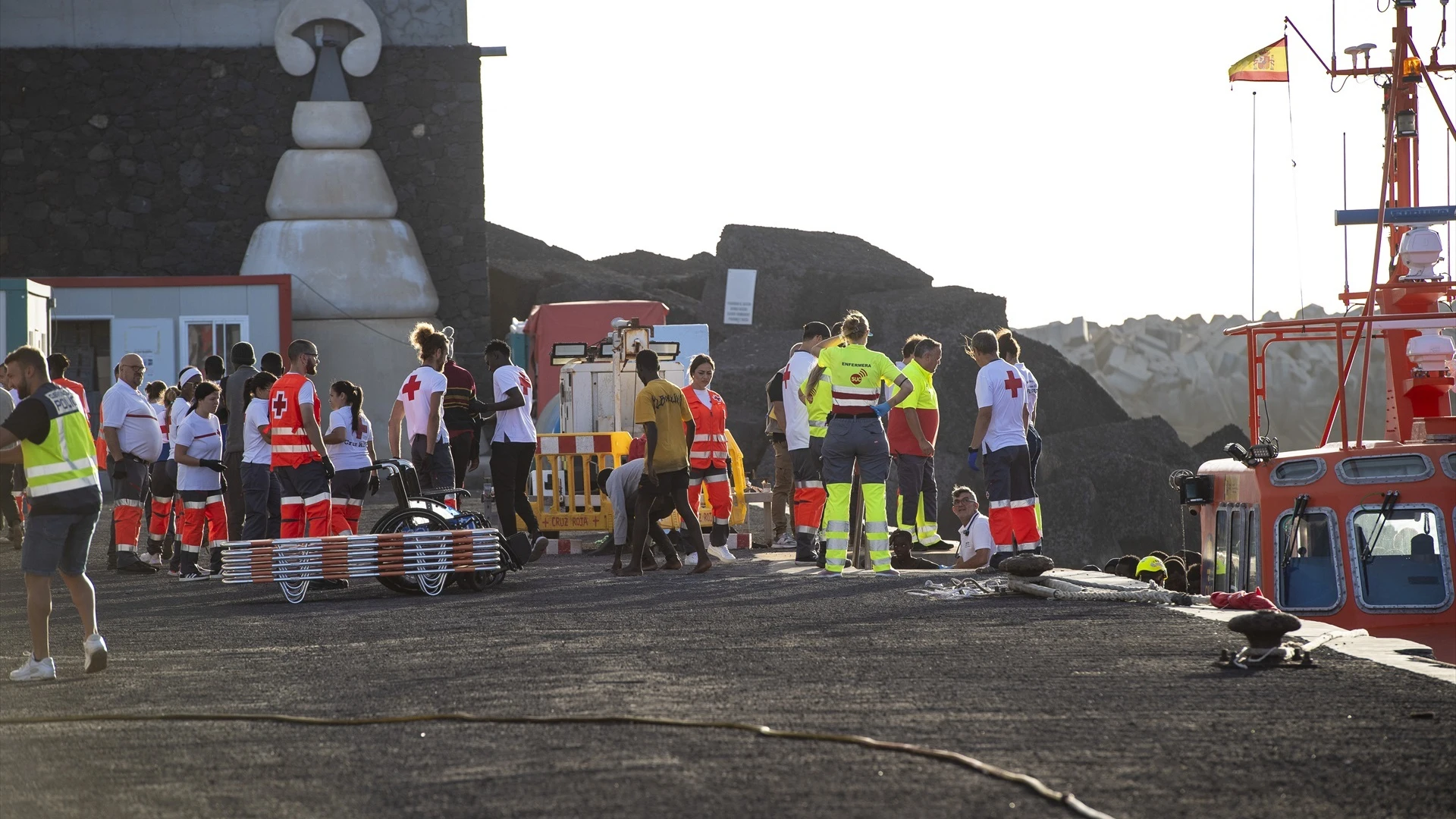 Los servicios sanitarios atienden a los migrantes llegados en cayuco en El Hierro, Canarias 