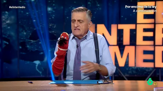 Wyoming explica con un calcetín a Ayuso cómo funcionan los impuestos Junto a un calcetín llamado 'Impuestín', Wyoming explica en este vídeo a Ayuso, tras anunciar una nueva rebaja fiscal, que con parte de los impuestos se financian "colegios, hospitales y carreteras para ir a ver las obras de Nacho Cano".
