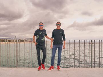 Sergio y Javier Torres en el Port Olímpic de Barcelona