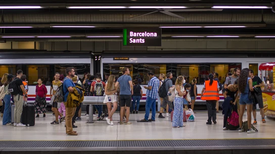 Viajeros esperan la llegada de un tren en uno de los andenes de la estación de Sants, a 9 de septiembre de 2022, en Barcelona, Catalunya (España). Viajeros esperan la llegada de un tren en uno de los andenes de la estación de Sants, a 9 de septiembre de 2022, en Barcelona, Catalunya (España).