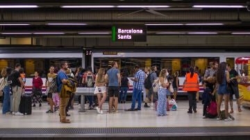 Viajeros esperan la llegada de un tren en uno de los andenes de la estación de Sants, a 9 de septiembre de 2022, en Barcelona, Catalunya (España). 