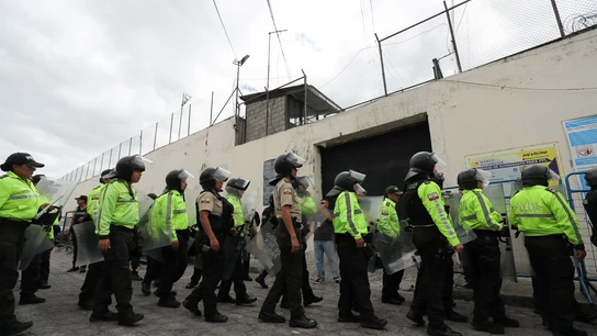 Fotografía de archivo que muestra a policías durante un operativo en una cárcel de Ecuador a inicios de 2024 Fotografía de archivo que muestra a policías durante un operativo en una cárcel de Ecuador a inicios de 2024