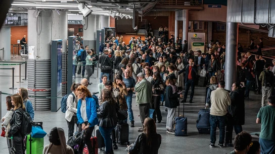Imagen de archivo de la estación Puerta de Atocha-Almudena Grandes de Madrid. Decenas de personas esperan tras el retraso o cancelación en sus trenes en la estación de Puerta de Atocha-Almudena Grandes.