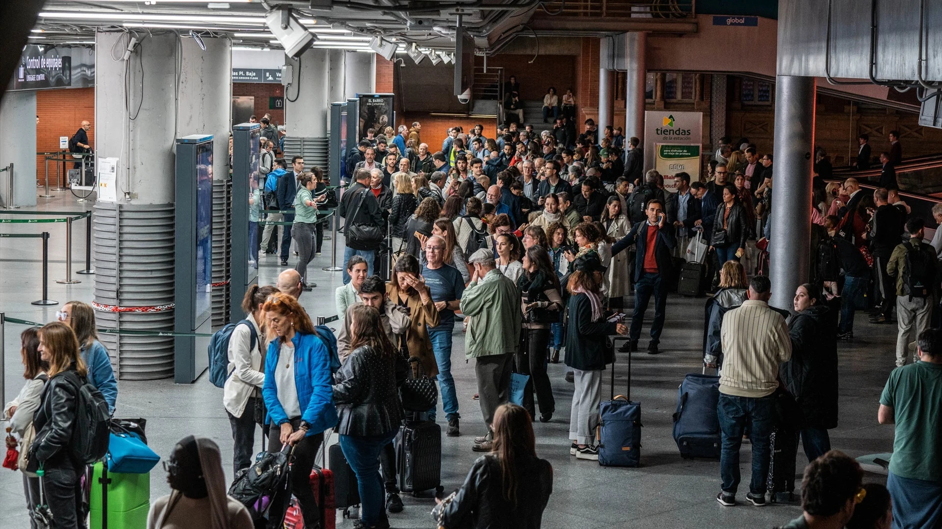 Decenas de personas esperan tras el retraso o cancelación en sus trenes en la estación de Puerta de Atocha-Almudena Grandes.