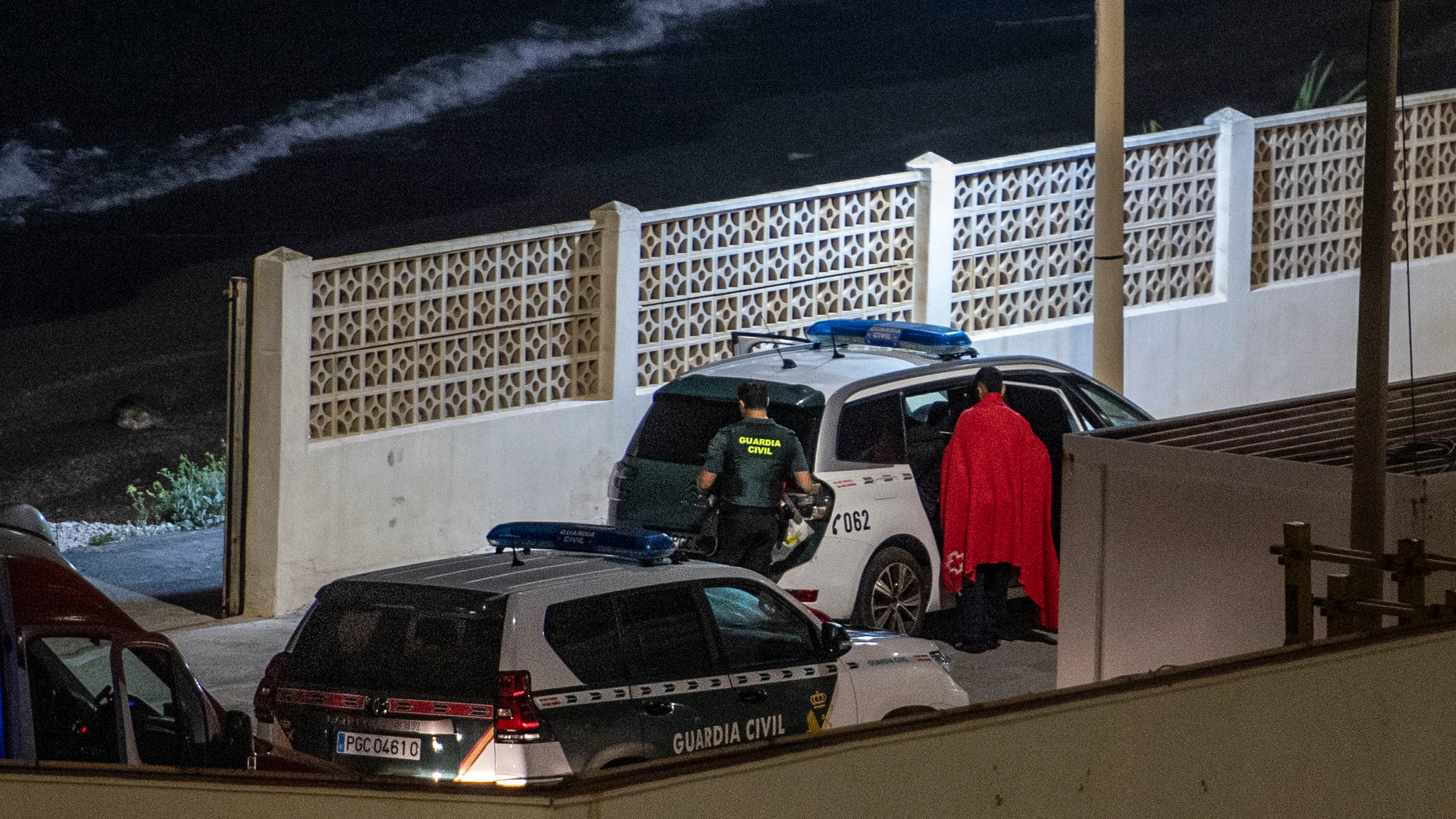 Varios vehículos de la Guardia Civil trabajan en el lugar de los hechos, a 11 de agosto de 2024, en Ceuta (España).