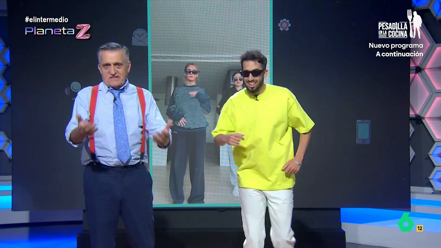 Isma Juárez explica el término 'brat' a Wyoming: "Estás hablando muy raro, llama a un logopeda o a un exorcista" El término ha sido popularizado por la cantante Charlie XCX y se define como una actitud despreocupada y de vivir la vida a tope. "Es decir, un veranito de locos", añade Juárez.