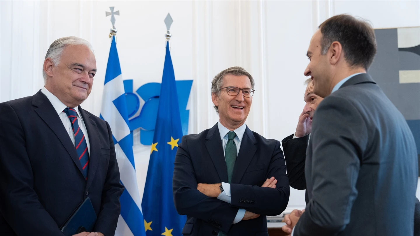 Esteban González Pons (i) y Alberto Núñez Feijóo (c), a su llegada a su reunión con el primer ministro de Grecia el 13 de septiembre, en Atenas. Esteban González Pons (i) y Alberto Núñez Feijóo (c), a su llegada a su reunión con el primer ministro de Grecia el 13 de septiembre, en Atenas.