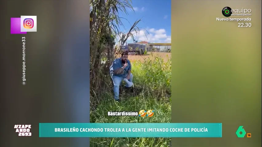 El chico imita a la perfección el sonido policial lo que le permite asustar a varios conductores. La broma no es del agrado de uno de ellos ya que está a punto de atropellarlo muy enfadado. 