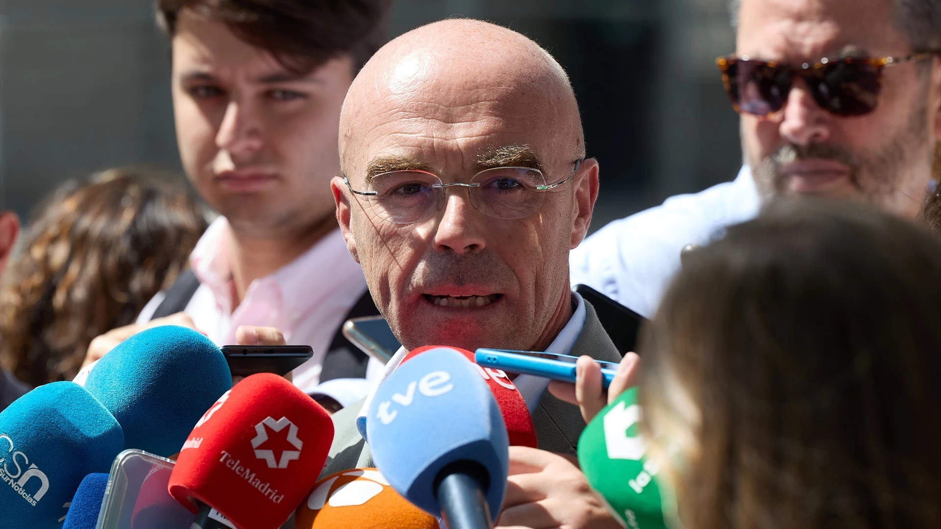 El coordinador jurídico de Vox, Jorge Buxadé, ofrece declaraciones a los medios el día que declaran testigos del 'caso Begoña'