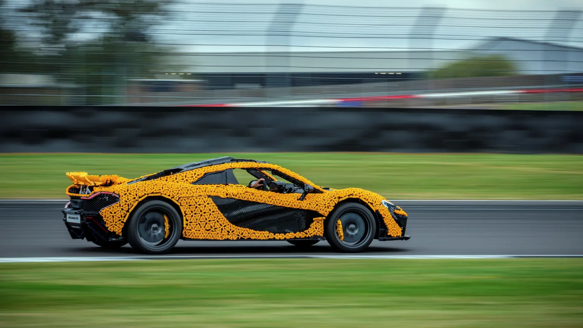 Lego y McLaren crean un P1 a escala real Lego y McLaren crean un P1 a escala real