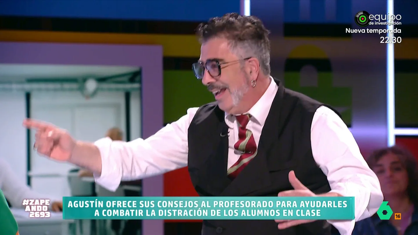 El consejo de Agustín Jiménez al profesorado para que sus alumnos no se distraigan: "Si no puedes con el enemigo, únete a él" El humorista comenta un estudio que habla sobre la distracción en las aulas y no duda en enviar un mensaje directo a los profesores y profesoras que puedan estar viendo el programa.