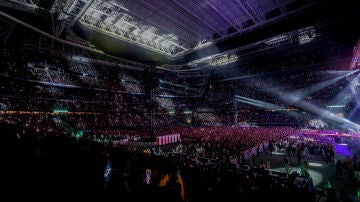 Cientos de personas durante un concierto del grupo Aventura en el Santiago Bernabéu