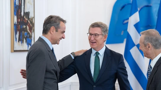 El líder del PP, Alberto Núñez Feijóo, se reúne en Atenas, con el primer ministro griego, Kyriákos Mitsotakis. El líder del PP, Alberto Núñez Feijóo, se reúne en Atenas, con el primer ministro griego, Kyriákos Mitsotakis.
