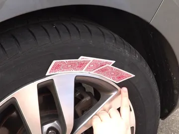 El truco de la baraja para limpiar la zona más complicada del coche El truco de la baraja para limpiar la zona más complicada del coche