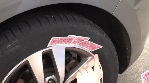 El truco de la baraja para limpiar la zona más complicada del coche El truco de la baraja para limpiar la zona más complicada del coche