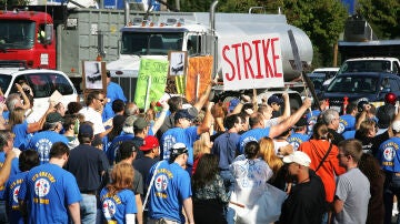 Maquinistas de Boeing marchan hacia su local del sindicato IAW el 3 de septiembre de 2008 en Everett, Washington. 