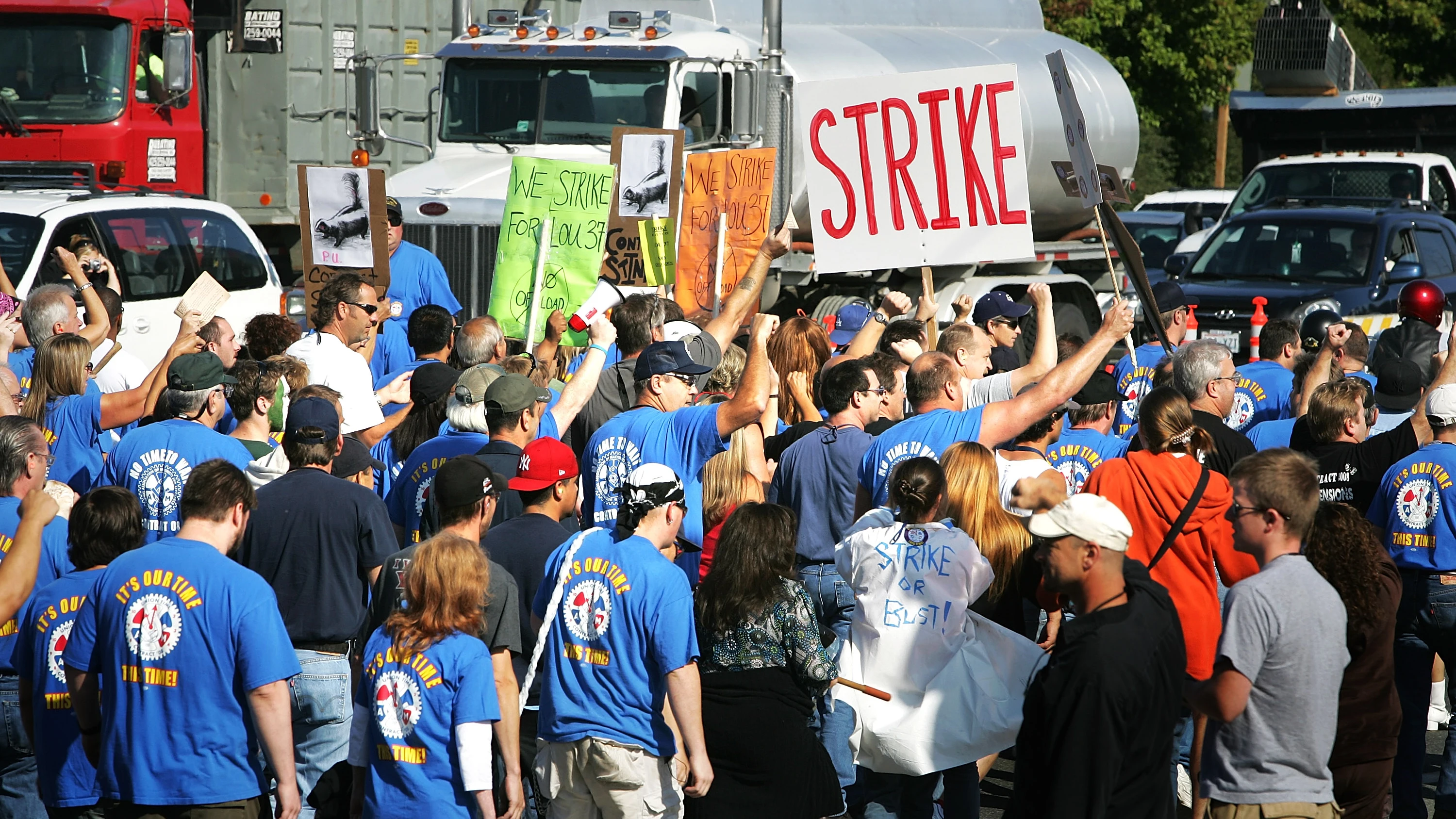 Maquinistas de Boeing marchan hacia su local del sindicato IAW el 3 de septiembre de 2008 en Everett, Washington. 