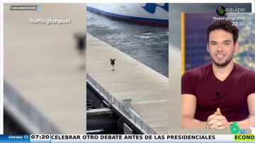 El inesperado final del viral del hombre que corre desesperado para no perder su crucero desata la risa en redes 