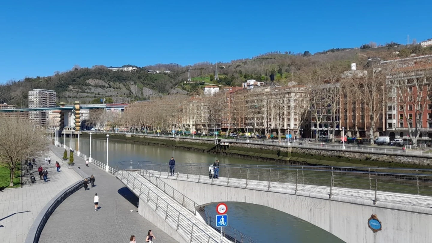 Imagen de archivo del cielo despejados en Bilbao. Imagen de archivo del cielo despejados en Bilbao.