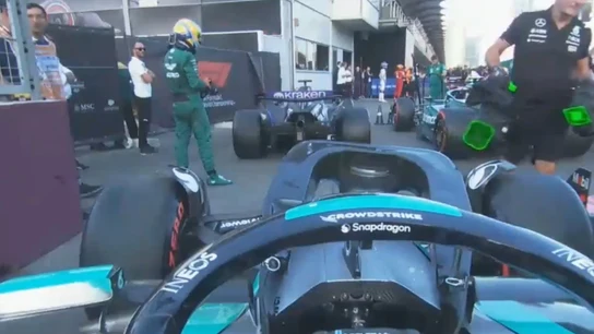Fernando Alonso inspecciona el Williams Fernando Alonso inspecciona el Williams
