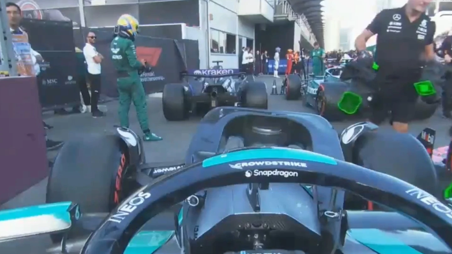 Fernando Alonso inspecciona el Williams