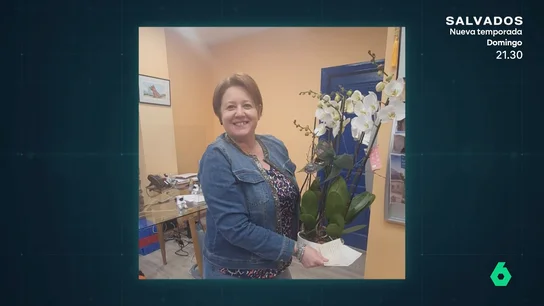 Anita, la fantástica, posando con un ramo de flores que supuestamente le había regalado un empresario Anita, la fantástica, posando con un ramo de flores que supuestamente le había regalado un empresario