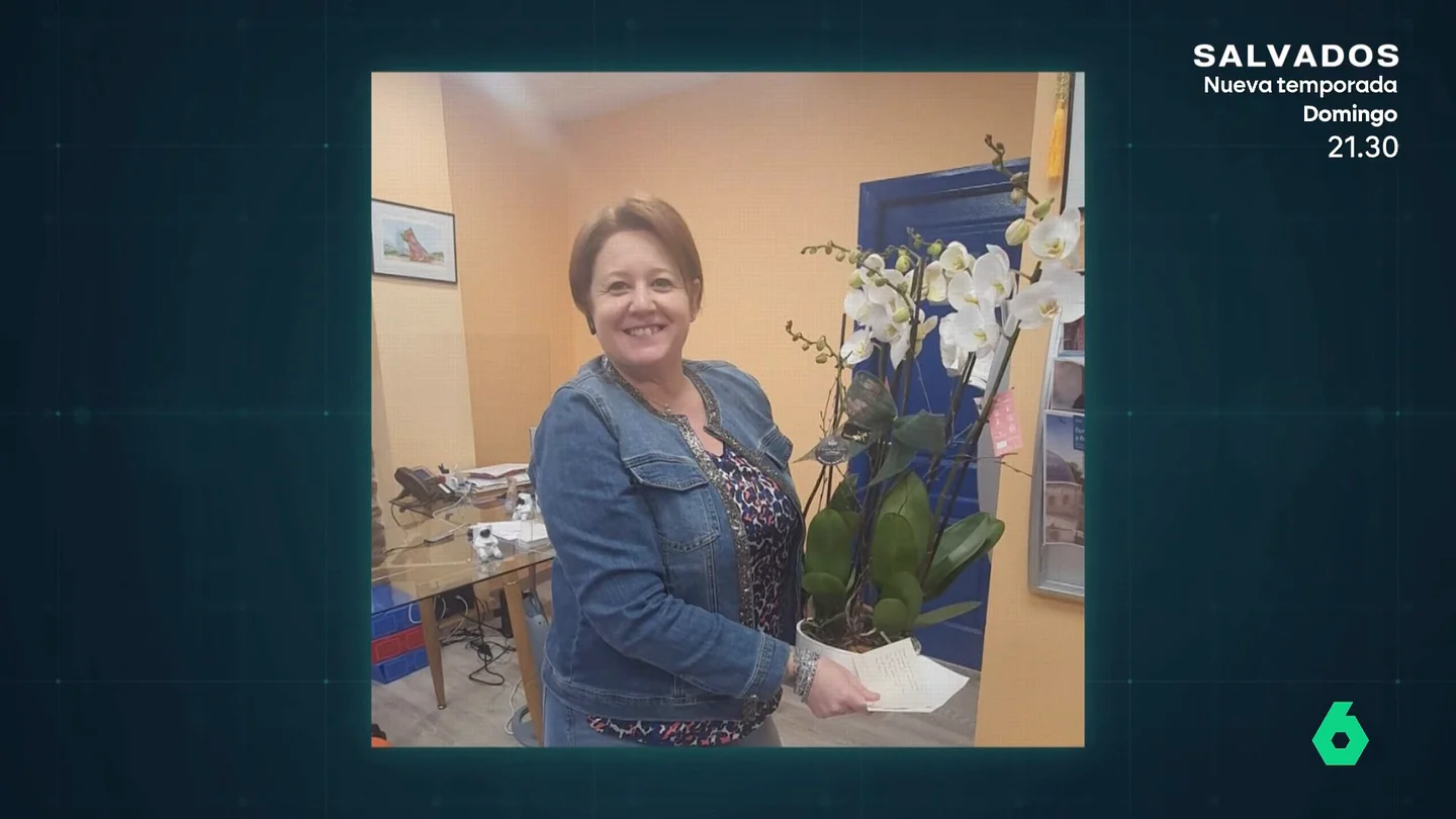 Anita, la fantástica, posando con un ramo de flores que supuestamente le había regalado un empresario Anita, la fantástica, posando con un ramo de flores que supuestamente le había regalado un empresario