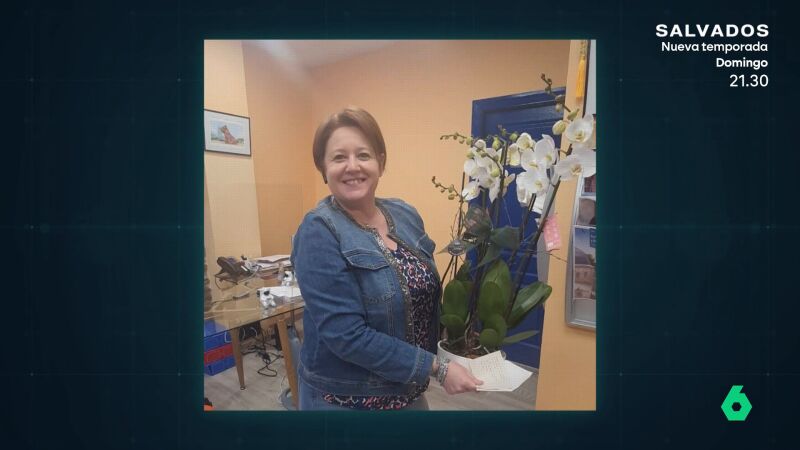 Anita, la fantástica, posando con un ramo de flores que supuestamente le había regalado un empresario 