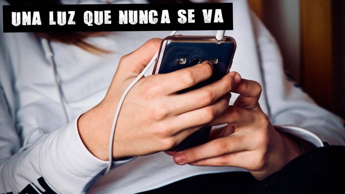 Imagen de una joven con un m&oacute;vil