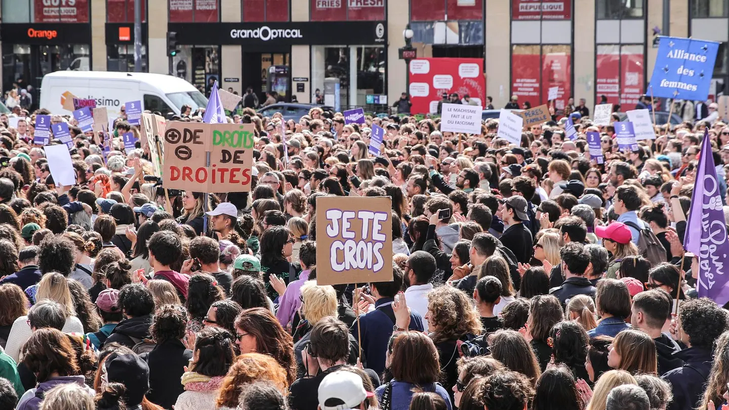 Miles de personas se manifiestan en París en apoyo de Gisèle Pelicot Miles de personas se manifiestan en París en apoyo de Gisèle Pelicot