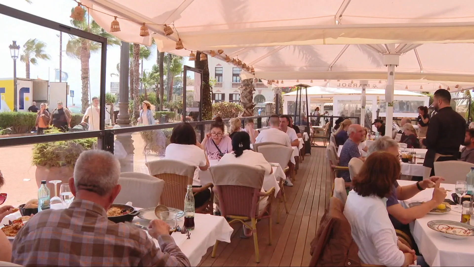 Un restaurante en una zona turística