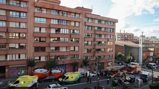 Fallece el hombre que se arrojó desde su balcón tras apuñalar a sus padres en Bilbao Fallece el hombre que se arrojó desde su balcón tras apuñalar a sus padres en Bilbao