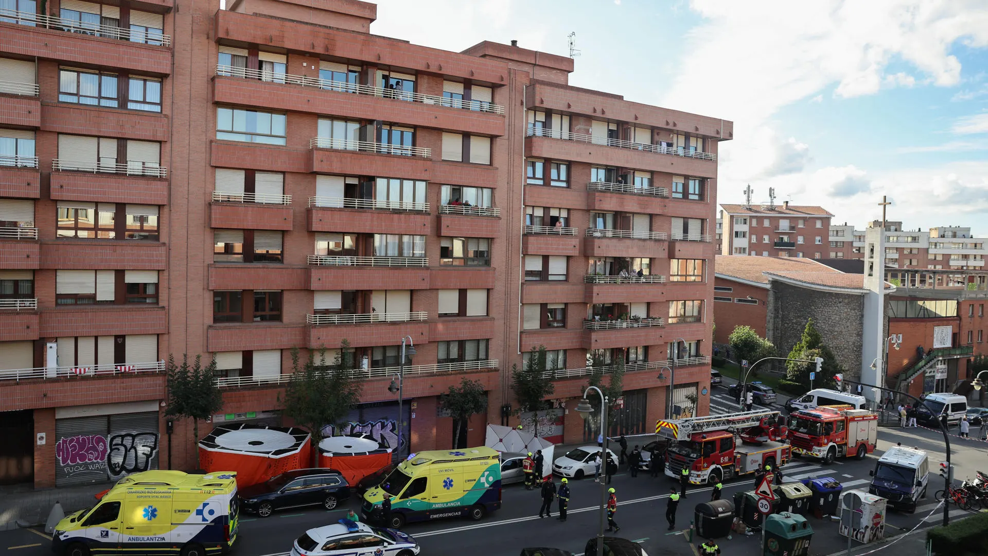 Fallece el hombre que se arrojó desde su balcón tras apuñalar a sus padres en Bilbao