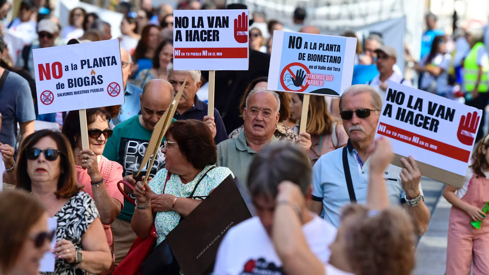 Asistentes a la manifestación bajo el lema 'Ni en tu pueblo, ni en el mío', convocada por 18 asociaciones de la España Vaciada Asistentes a la manifestación bajo el lema 'Ni en tu pueblo, ni en el mío', convocada por 18 asociaciones de la España Vaciada