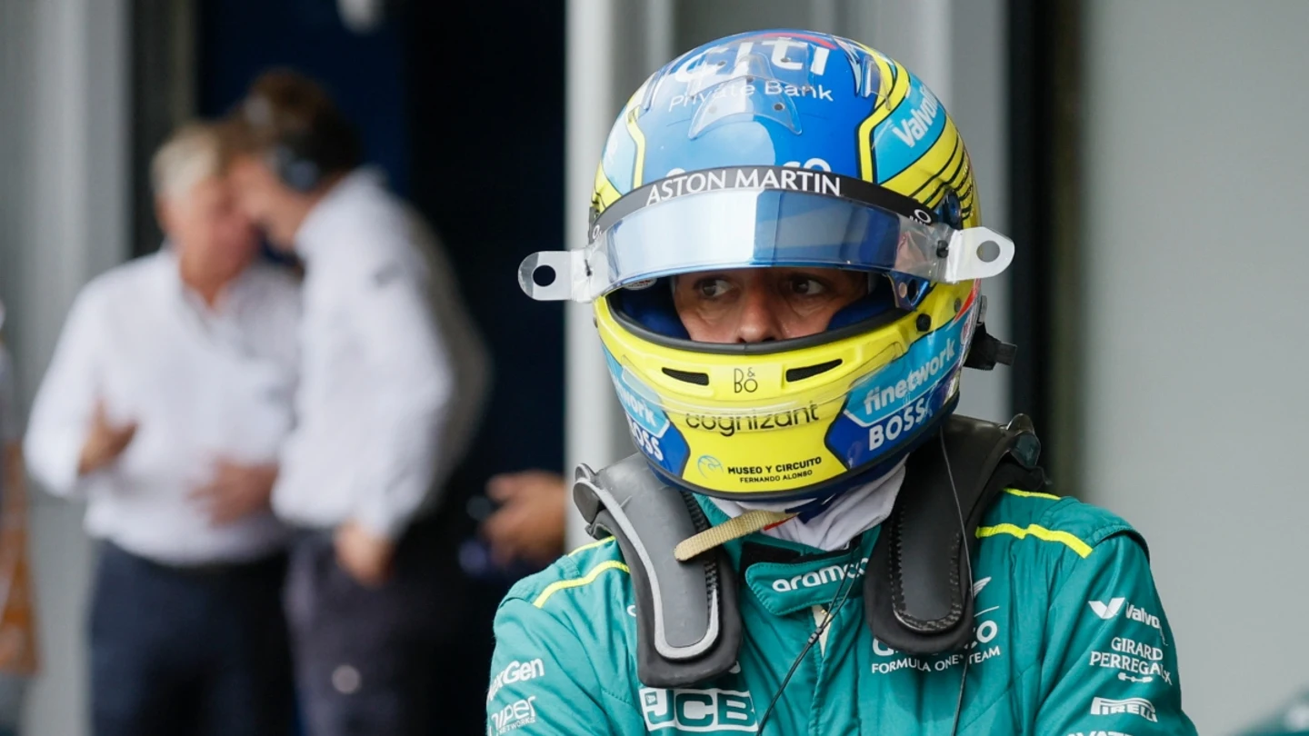 Fernando Alonso, con el traje de Aston Martin Fernando Alonso, con el traje de Aston Martin