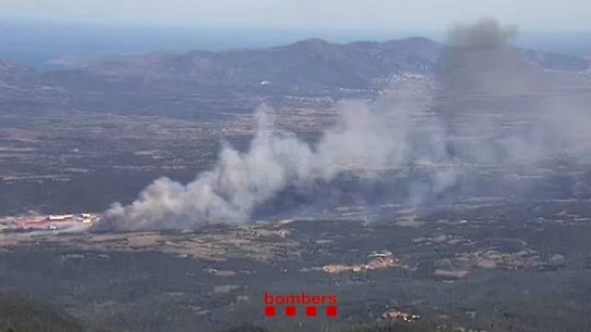 Incendio forestal en Agullana (Girona): obliga a cortar la AP-7 y la línea de Alta Velocidad  Incendio forestal en Agullana (Girona): obliga a cortar la AP-7 y la línea de Alta Velocidad