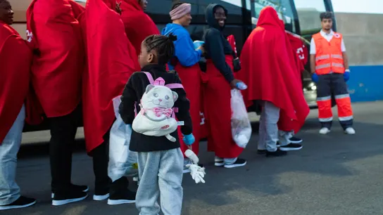 Imagen de archivo de personas migrantes llegadas a Canarias, entre ellas una niña. Imagen de archivo de personas migrantes llegadas a Canarias, entre ellas una niña.
