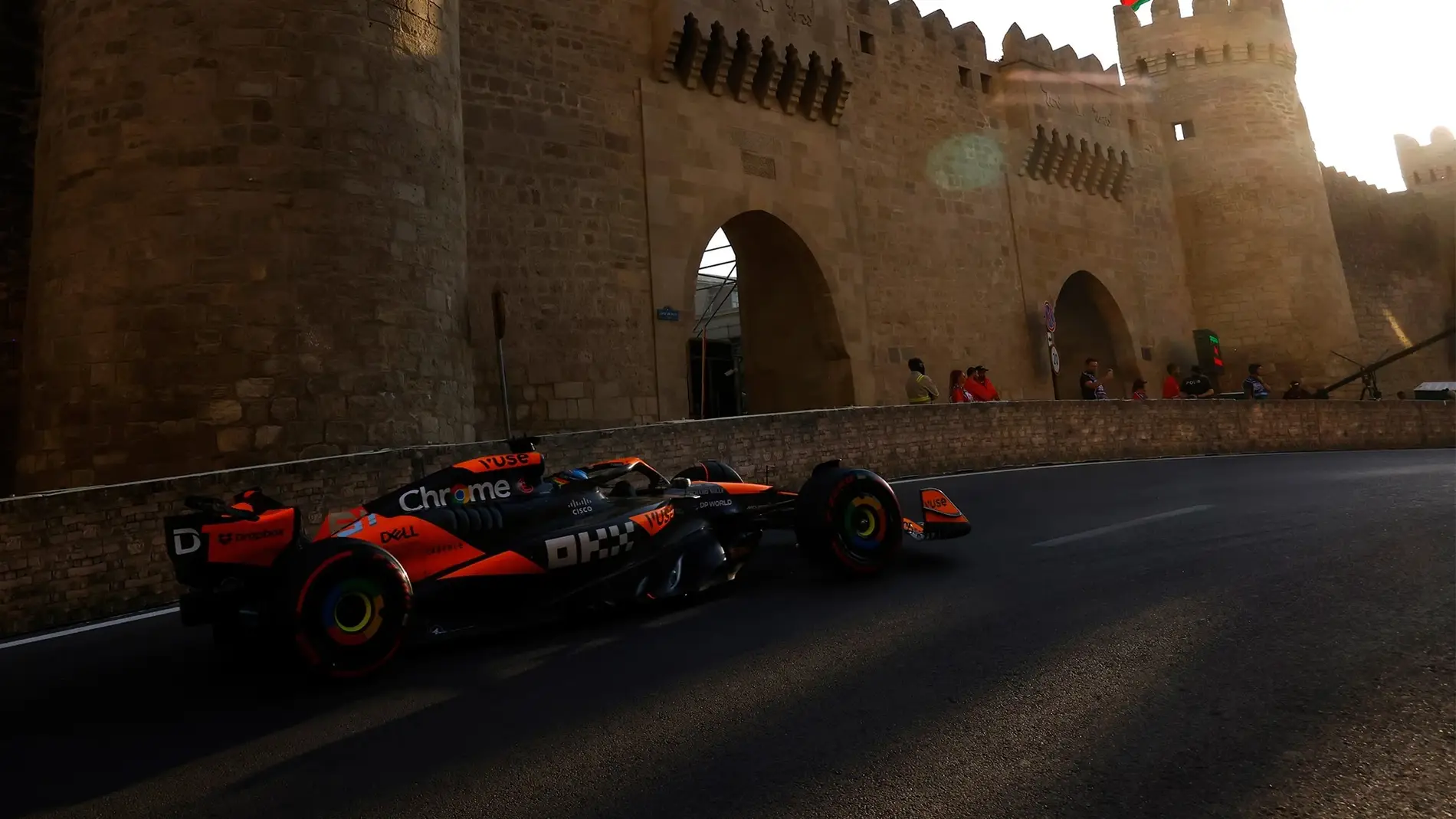 Oscar Piastri gana en Bakú en un final de locos con accidente de Sainz y Pérez Oscar Piastri gana en Bakú en un final de locos con accidente de Sainz y Pérez