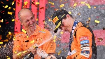 Oscar Piastri celebra un triunfo con McLaren