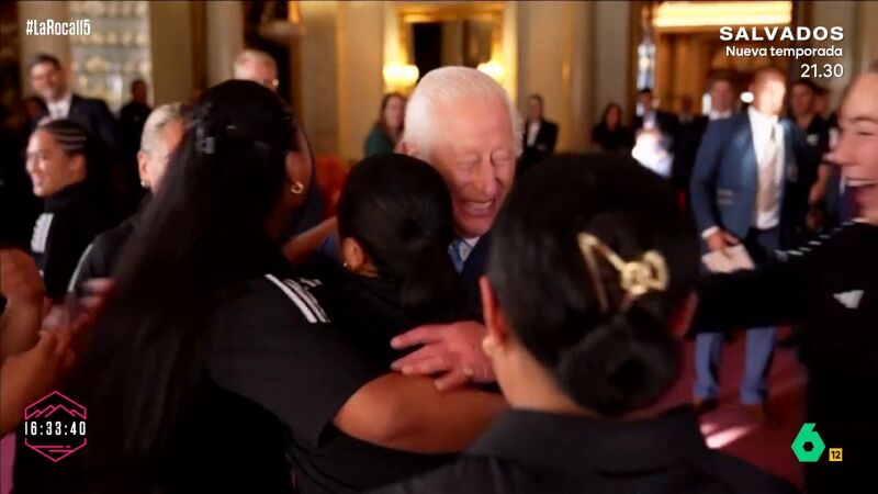 El rey Carlos III dando un abrazo a las jugadoras de rugby de Nueva Zelanda 