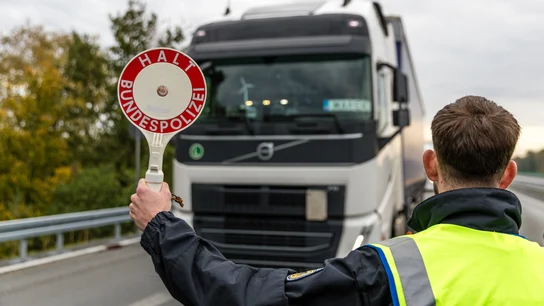 Un agente para un camión en la frontera entre Polonia y Alemania, en una imagen de archivo. Un agente para un camión en la frontera entre Polonia y Alemania, en una imagen de archivo.