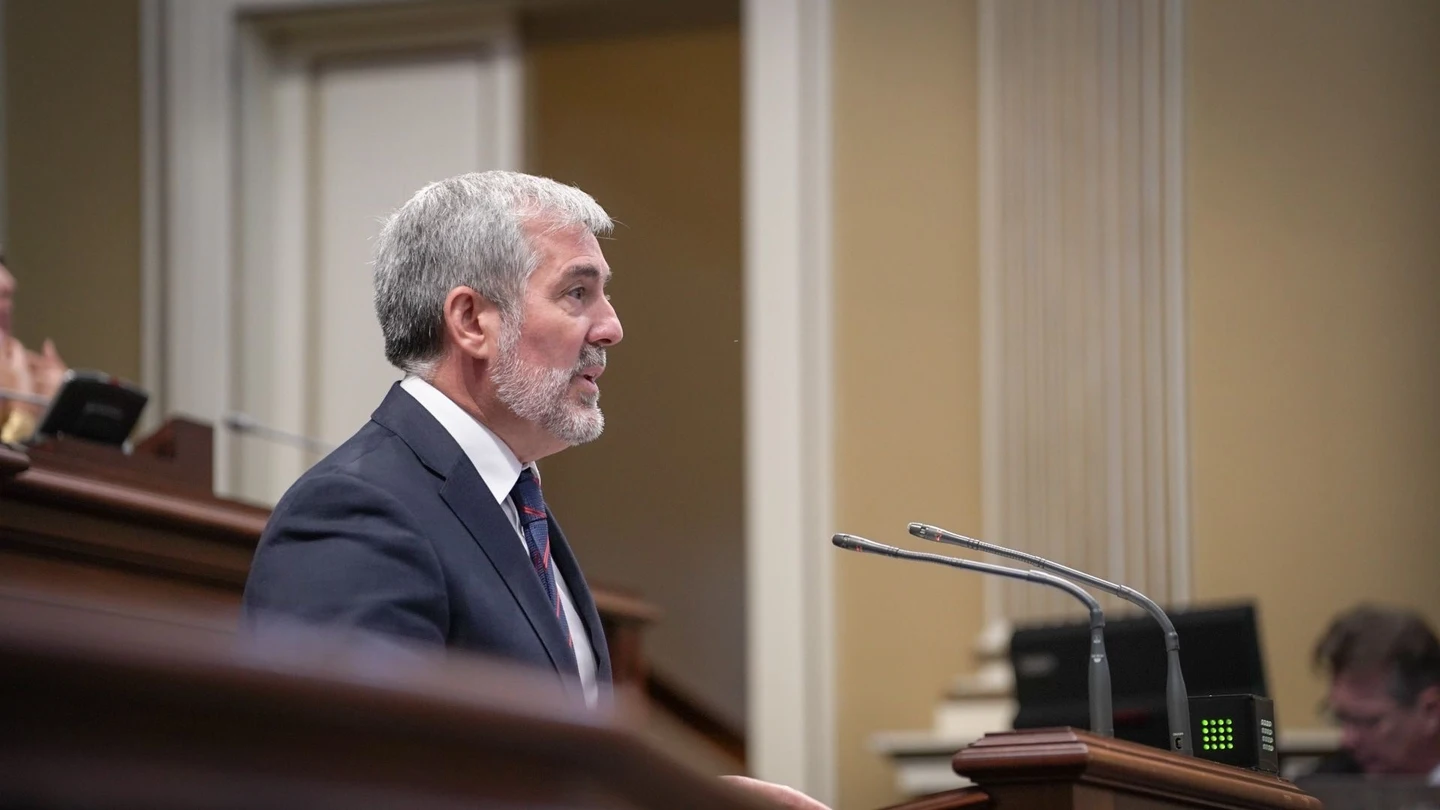 El presidente de Canarias, Fernando Clavijo, en una comparecencia ante el Pleno del Parlamento para abordar la crisis migratoria El presidente de Canarias, Fernando Clavijo, en una comparecencia ante el Pleno del Parlamento para abordar la crisis migratoria