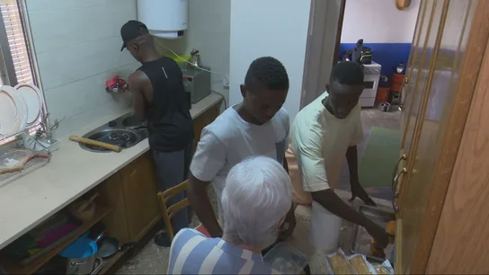 Emilia con tres migrantes que ha acogido en su pueblo Emilia con tres migrantes que ha acogido en su pueblo