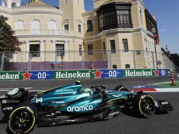 Fernando Alonso, con el Aston Martin en Bak&uacute;
