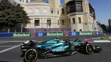 Fernando Alonso, con el Aston Martin en Bakú