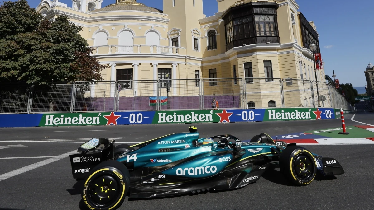 Fernando Alonso, con el Aston Martin en Bakú